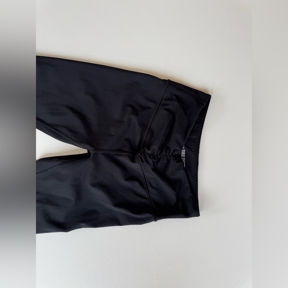 ✨Victorias Secret Sport Cropped Black V- Waisted Leggings✨
Size: Small - Picture 6 of 9